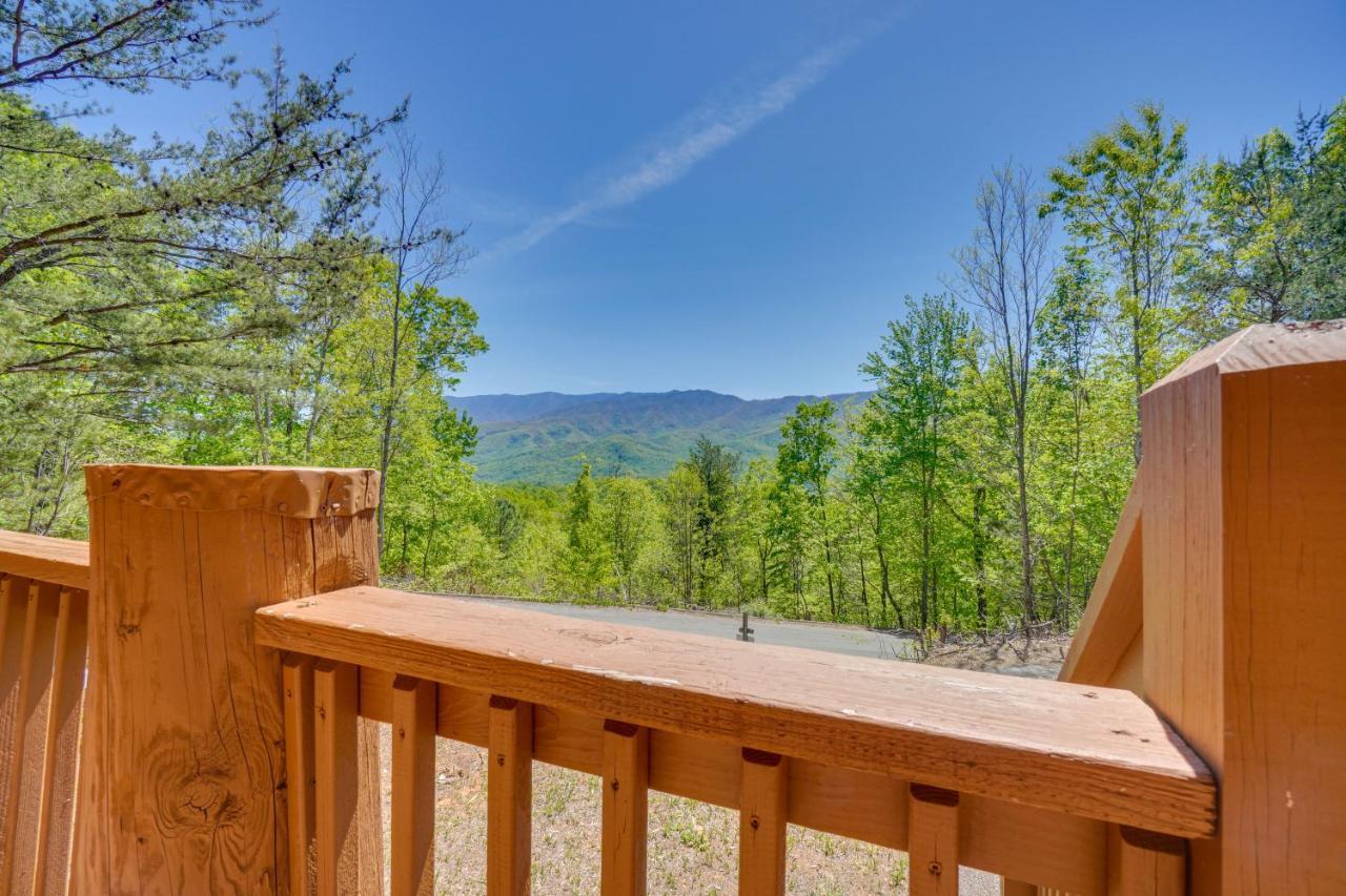 Idyllic Gatlinburg Cabin With Hot Tub And Balcony! Bagian luar foto